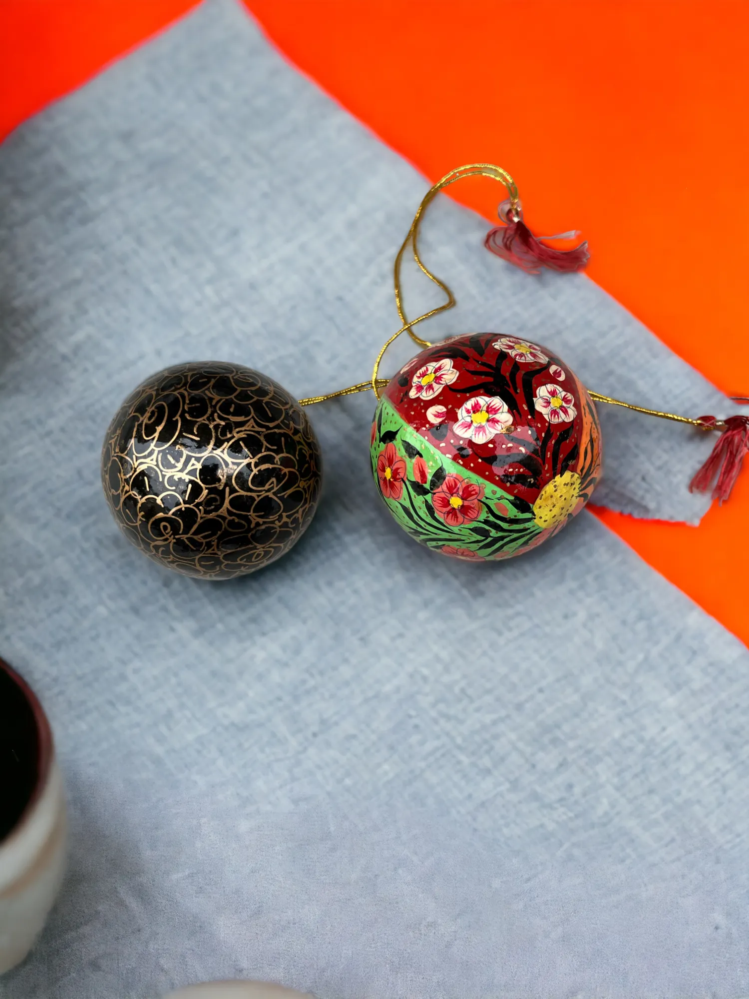 Home Decoration Ornaments Paper Mache Balls , Christmas Gifts , X-Mas Tree Ornaments Hand Painted Colourful Balls