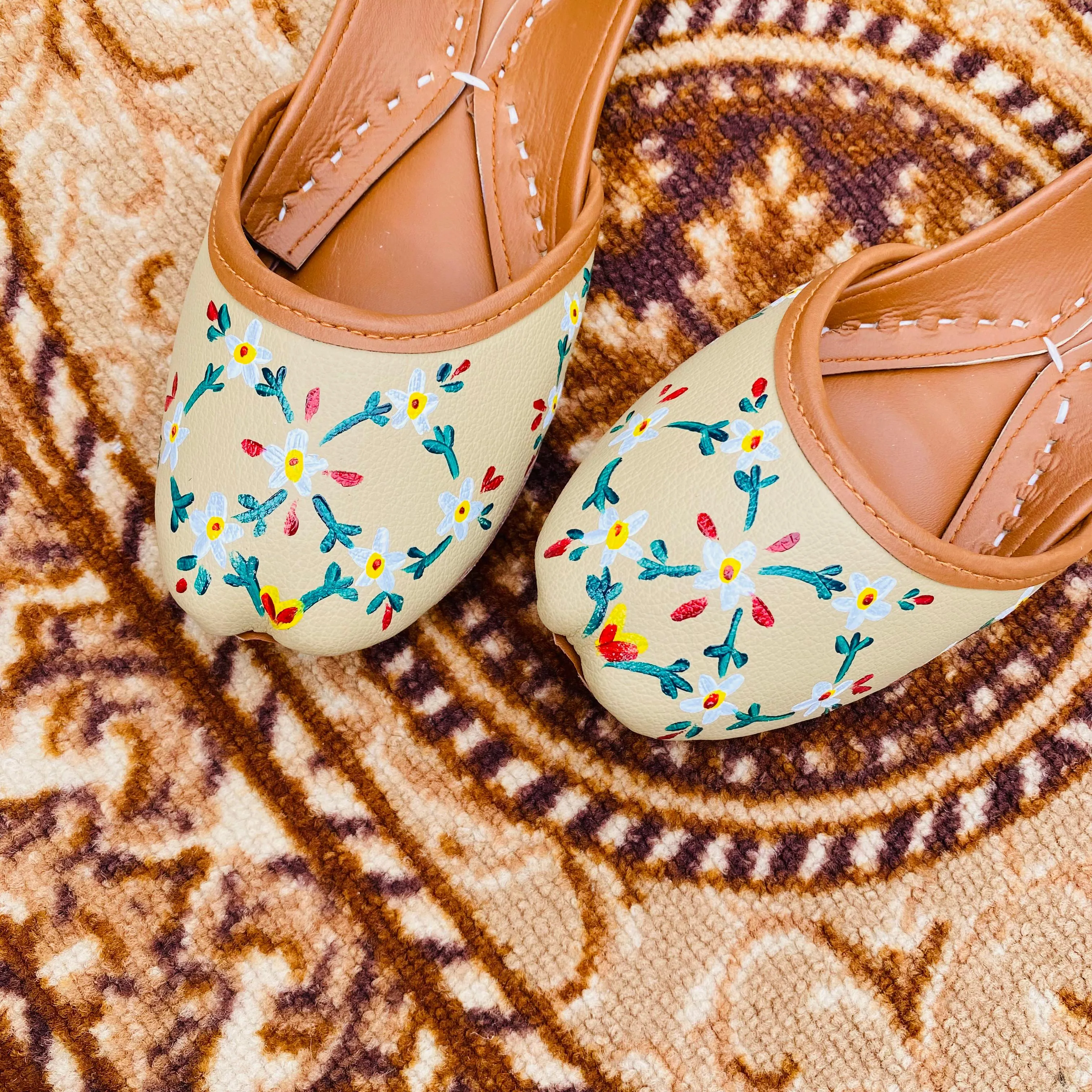 Painted White Flowers Khussa - Pure Leather