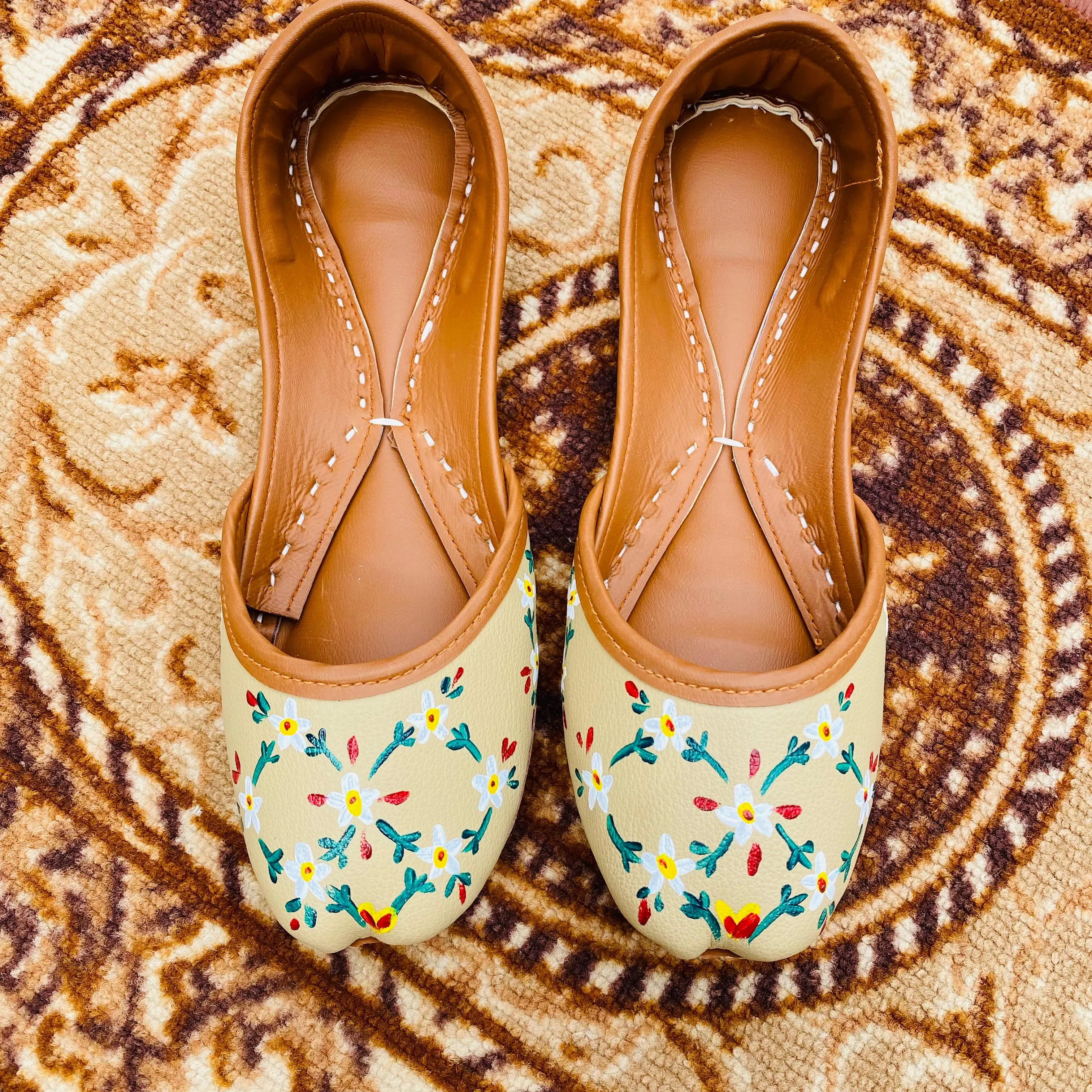 Painted White Flowers Khussa - Pure Leather